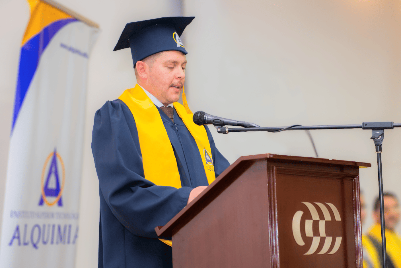 Graduado en Redes de Computadoras formación tecnológica en Ecuador